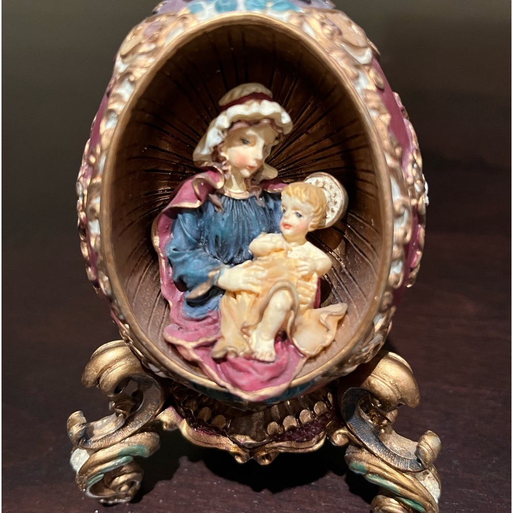 Christmas Decoration: Egg with Mother Mary and Baby Jesus